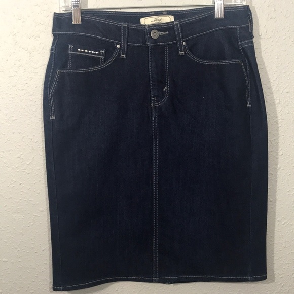 Levi’s Darkwash Cotton Stretch Denim Skirt size 4 - Picture 1 of 13